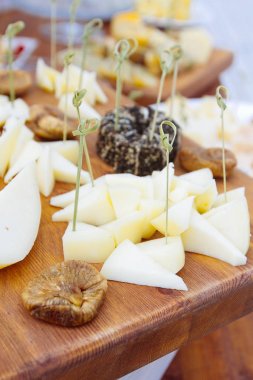 Peynir tabağı: Emmental, Camembert peyniri, mavi peynir