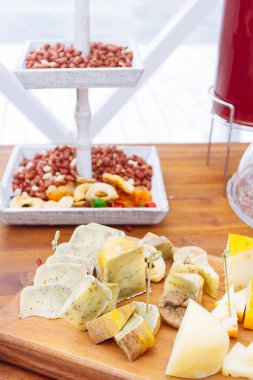 Peynir tabağı: Emmental, Camembert peyniri, mavi peynir