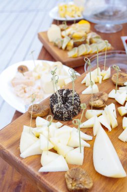 Peynir tabağı: Emmental, Camembert peyniri, mavi peynir