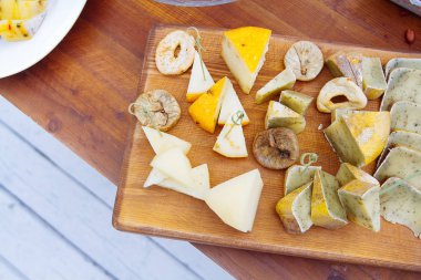 Peynir tabağı: Emmental, Camembert peyniri, mavi peynir