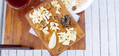 Peynir tabağı: Emmental, Camembert peyniri, mavi peynir