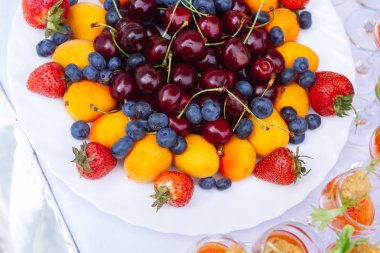 Çilek, yaban mersini, tatlı kiraz ve kayısı ile örgü  