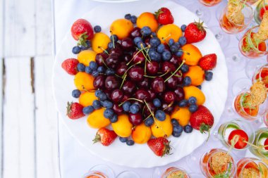 Çilek, yaban mersini, tatlı kiraz ve kayısı ile örgü  