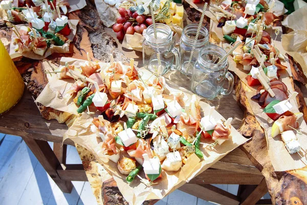 Mesa de banquete de catering bellamente decorada —  Fotos de Stock