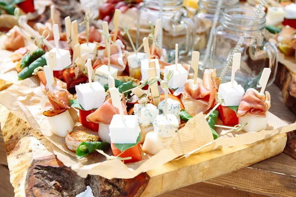 Mesa de banquete de catering bellamente decorada —  Fotos de Stock