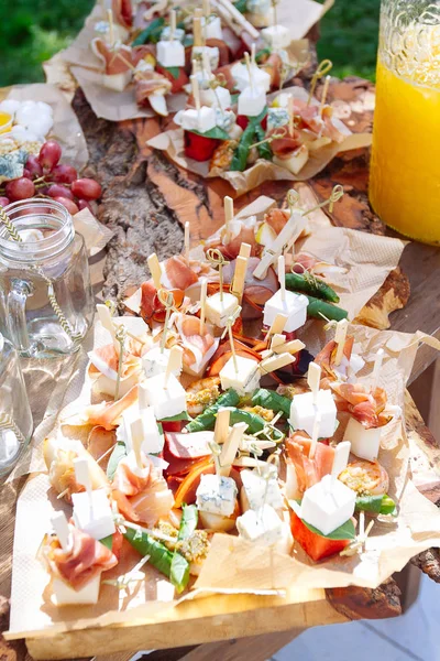 Mesa de banquete de catering bellamente decorada — Foto de Stock