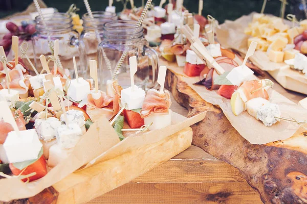 Beautifully decorated catering banquet table — Stock Photo, Image