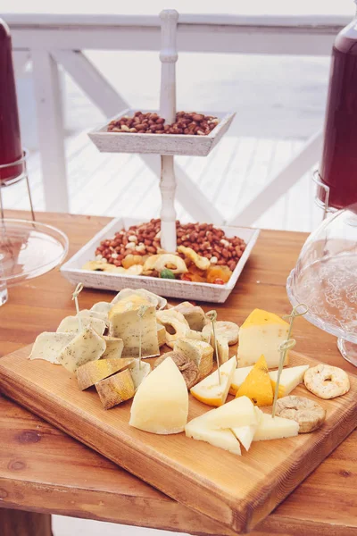 Peynir tabağı: Emmental, Camembert peyniri, mavi peynir