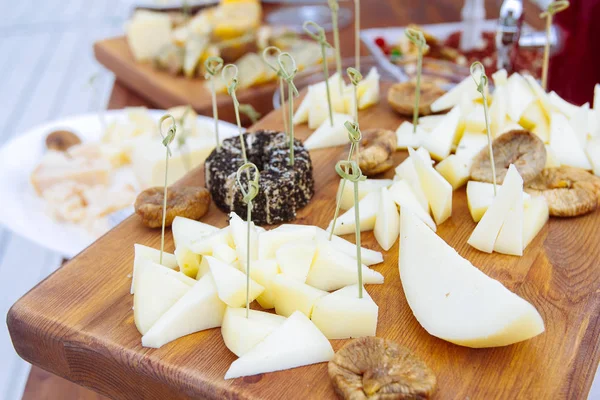 Placa de queso: Emmental, queso Camembert, queso azul —  Fotos de Stock