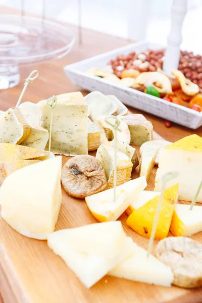 Peynir tabağı: Emmental, Camembert peyniri, mavi peynir