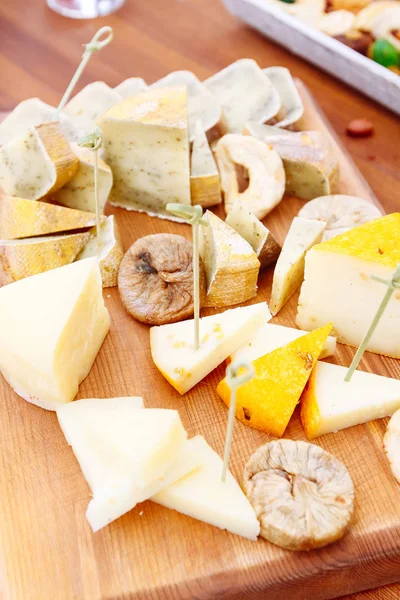 Prato de queijo: Emmental, queijo Camembert, queijo azul — Fotografia de Stock