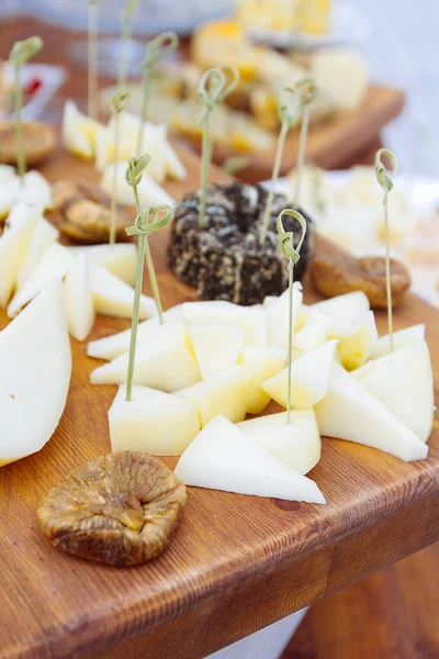 Peynir tabağı: Emmental, Camembert peyniri, mavi peynir