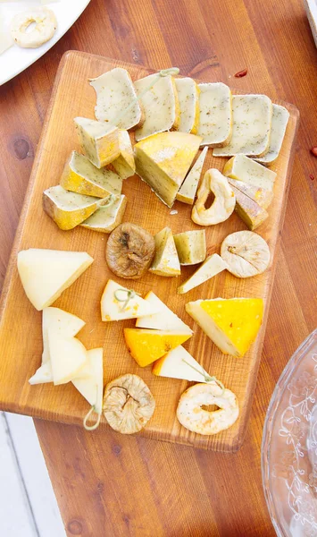 Peynir tabağı: Emmental, Camembert peyniri, mavi peynir