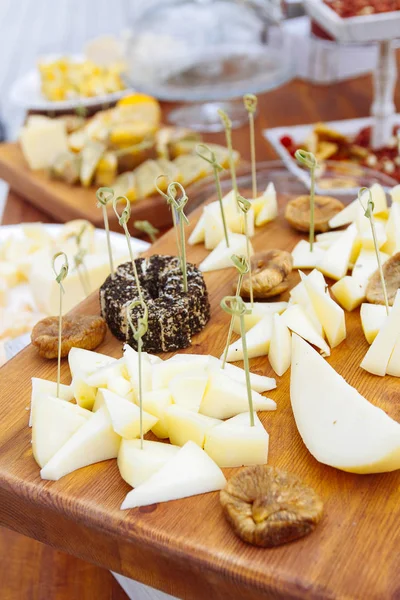 Peynir tabağı: Emmental, Camembert peyniri, mavi peynir