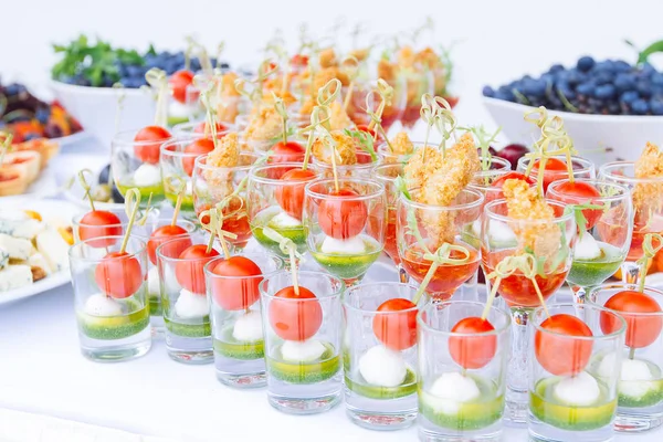 Mesa de banquete de catering bellamente decorada — Foto de Stock