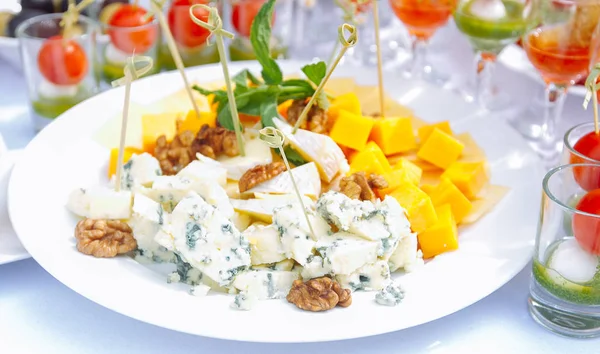 Cheese plate: Emmental, Camembert cheese, blue cheese — Stock Photo, Image