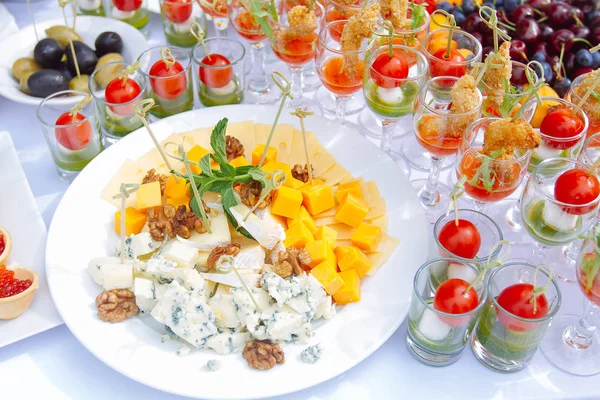 Peynir tabağı: Emmental, Camembert peyniri, mavi peynir