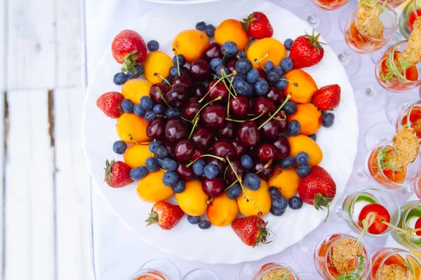 Warkocz z truskawek, jagód, sweet cherry i moreli — Zdjęcie stockowe