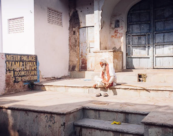 PUSHKAR, INDIA - JAN 16, 2017 Man sitting on the street in india — Stock Photo, Image