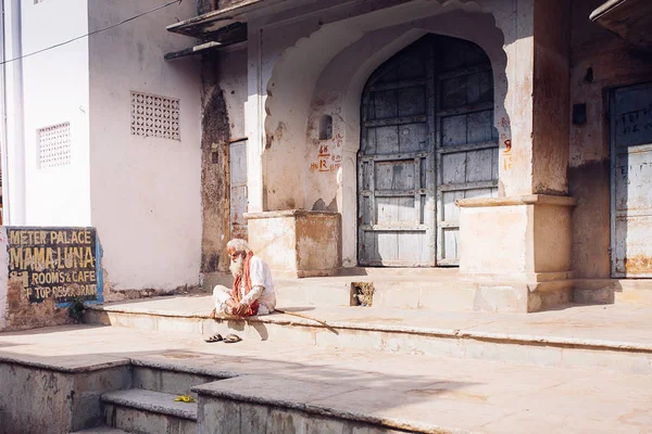 PUSHKAR, ÍNDIA - JAN 16, 2017 Homem sentado na rua na Índia — Fotografia de Stock