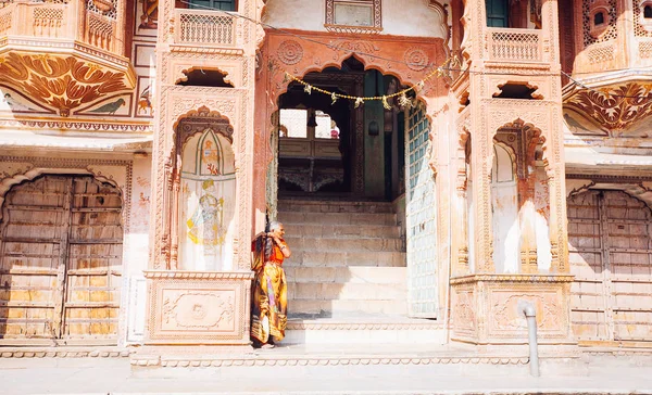 PUSHKAR, INDIA - GENNAIO 16, 2017 Donna in piedi per strada in — Foto Stock