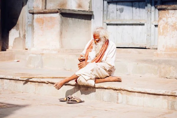 Pushkar, Hindistan - 16 Ocak 2017 dostum Hindistan'da sokakta oturan