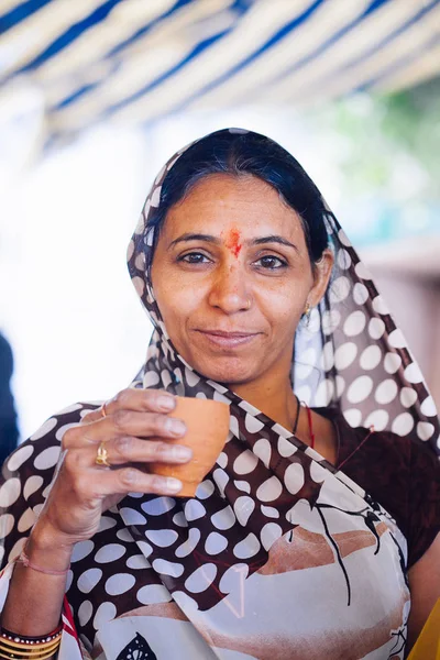 Pushkar, Hindistan - 16 Ocak 2017 s masala çay içme kadın