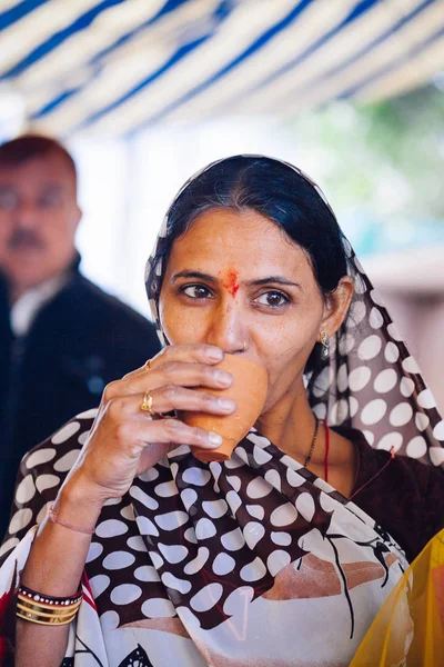 Pushkar, Hindistan - 16 Ocak 2017 s masala çay içme kadın