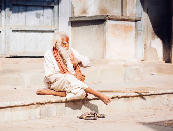 Pushkar, Hindistan - 16 Ocak 2017 dostum Hindistan'da sokakta oturan