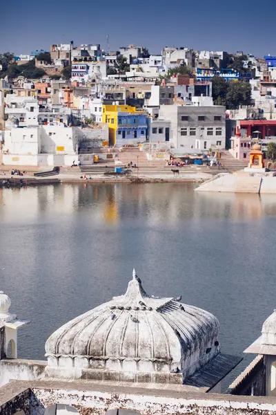 Uitzicht op de stad van pushkar, rajasthan, india. — Stockfoto