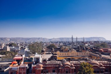 Jaipur, Hindistan - Jan 17: İşlek cadde üzerinden Hawa Mahal üst yiew 