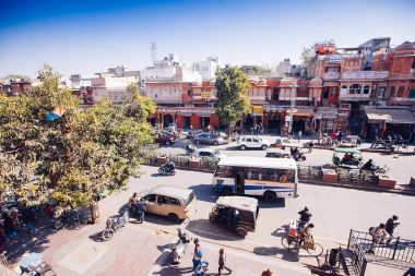 Jaipur, Hindistan - Jan 17: İşlek cadde üzerinden Hawa Mahal üst yiew 