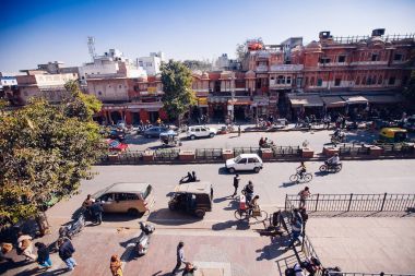 Jaipur, Hindistan - Jan 17: İşlek cadde üzerinden Hawa Mahal üst yiew 