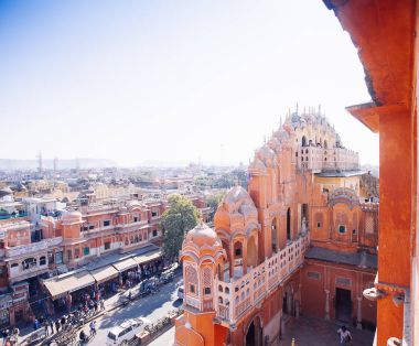 Jaipur, Hindistan - Jan 17: İşlek cadde üzerinden Hawa Mahal üst yiew 