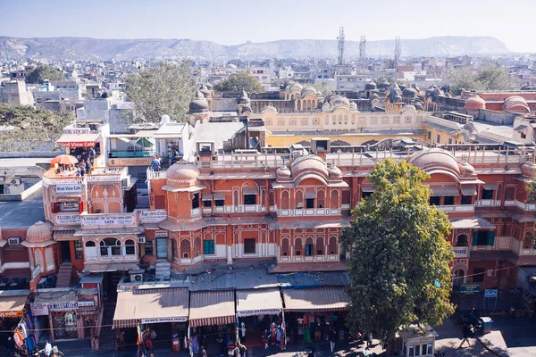 Jaipur, India - Jan 17: Top yiew van drukke straat van Hawa Mahal — Stockfoto