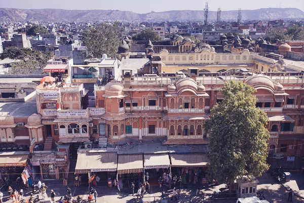 Jaipur, Hindistan - Jan 17: İşlek cadde üzerinden Hawa Mahal üst yiew 