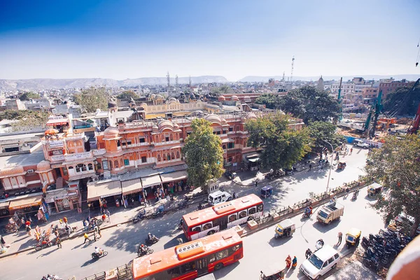 JAIPUR, ÍNDIA - JAN 17: Top yiew de rua movimentada de Hawa Mahal — Fotografia de Stock