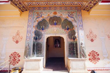 Jaipur City Palace, Rajasthan, Hindistan bir tavus kuşu geçit. 