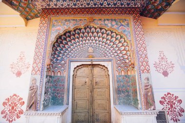 Jaipur City Palace, Rajasthan, Hindistan bir tavus kuşu geçit. 