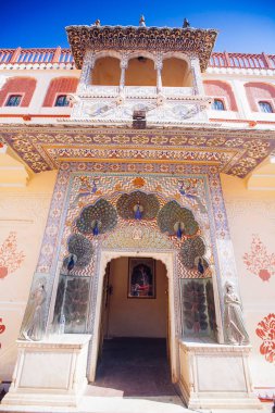 Jaipur City Palace, Rajasthan, Hindistan bir tavus kuşu geçit. 