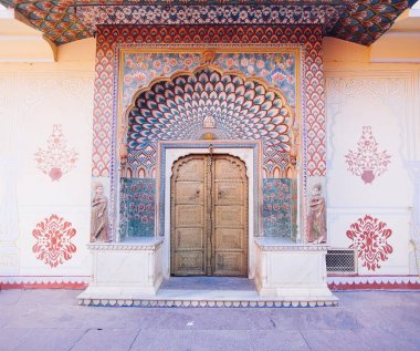 Jaipur City Palace, Rajasthan, Hindistan bir tavus kuşu geçit. 