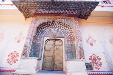 Jaipur City Palace, Rajasthan, Hindistan bir tavus kuşu geçit. 