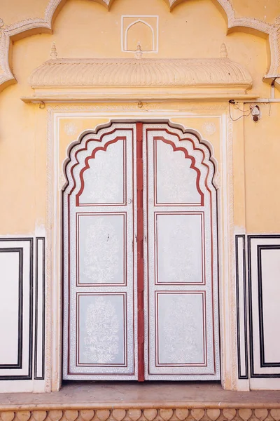 Staré dveře Hawa Mahal. Hawa Mahal, palác větrů v — Stock fotografie