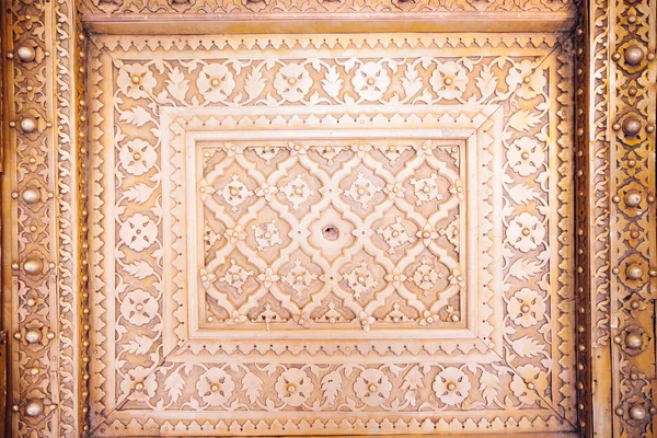 ジャイプールのシティパレスの古い黄金の扉 — ストック写真