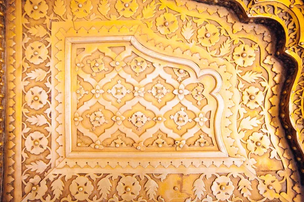 ジャイプールのシティパレスの古い黄金の扉 — ストック写真