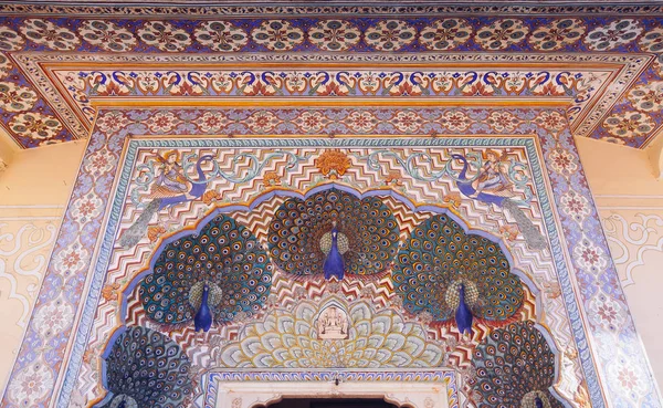 Puerta del Pavo Real en el Palacio de la Ciudad de Jaipur, Rajastán, India . —  Fotos de Stock
