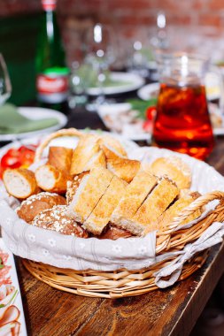 Ekmek sepeti Ziyafet masada
