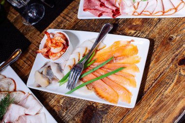 Lezzetli meze. Kırmızı balık somon fileto tabak