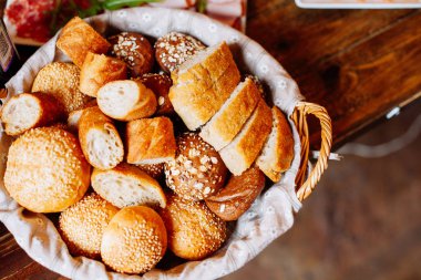 Ekmek sepeti Ziyafet masada