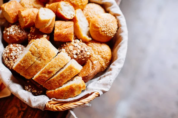 Pão na cesta na mesa do banquete — Fotografia de Stock